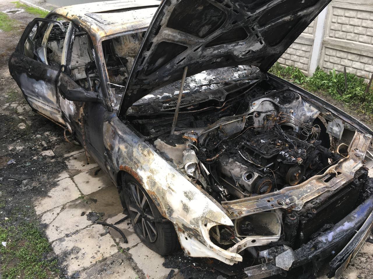 В Харькове спасатели тушили загоревшийся автомобиль «Audi»: огонь полностью уничтожил машину, - ФОТО