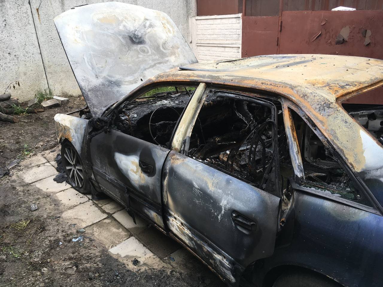 В Харькове спасатели тушили загоревшийся автомобиль «Audi»: огонь полностью уничтожил машину, - ФОТО, фото-1