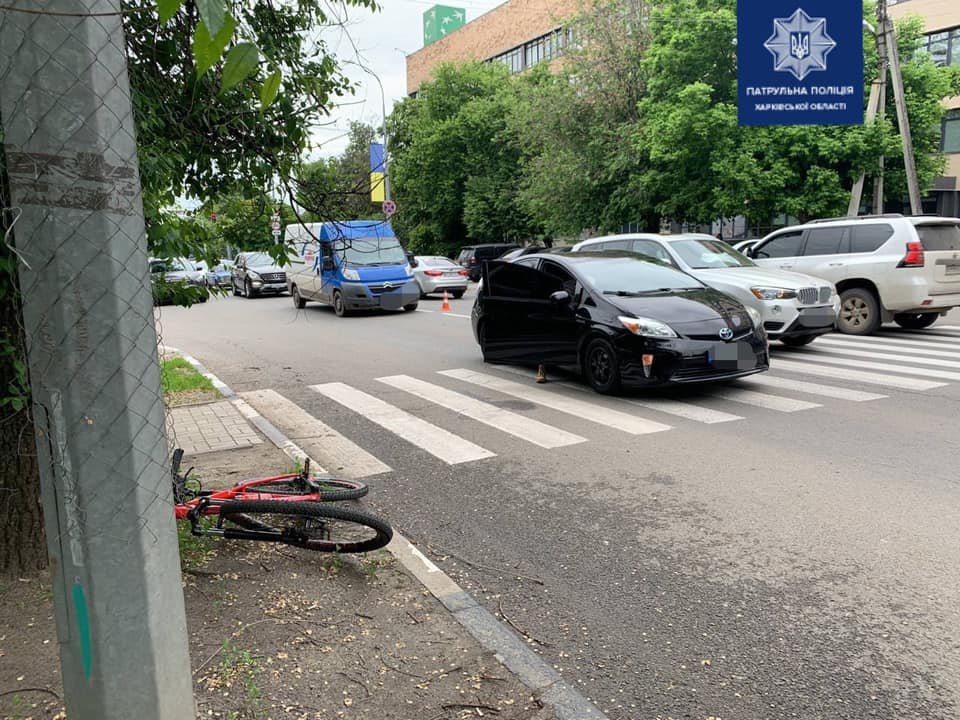 В Харькове не смогли поделить дорогу авто «Toyota» и велосипедист: последний в больнице, - ФОТО