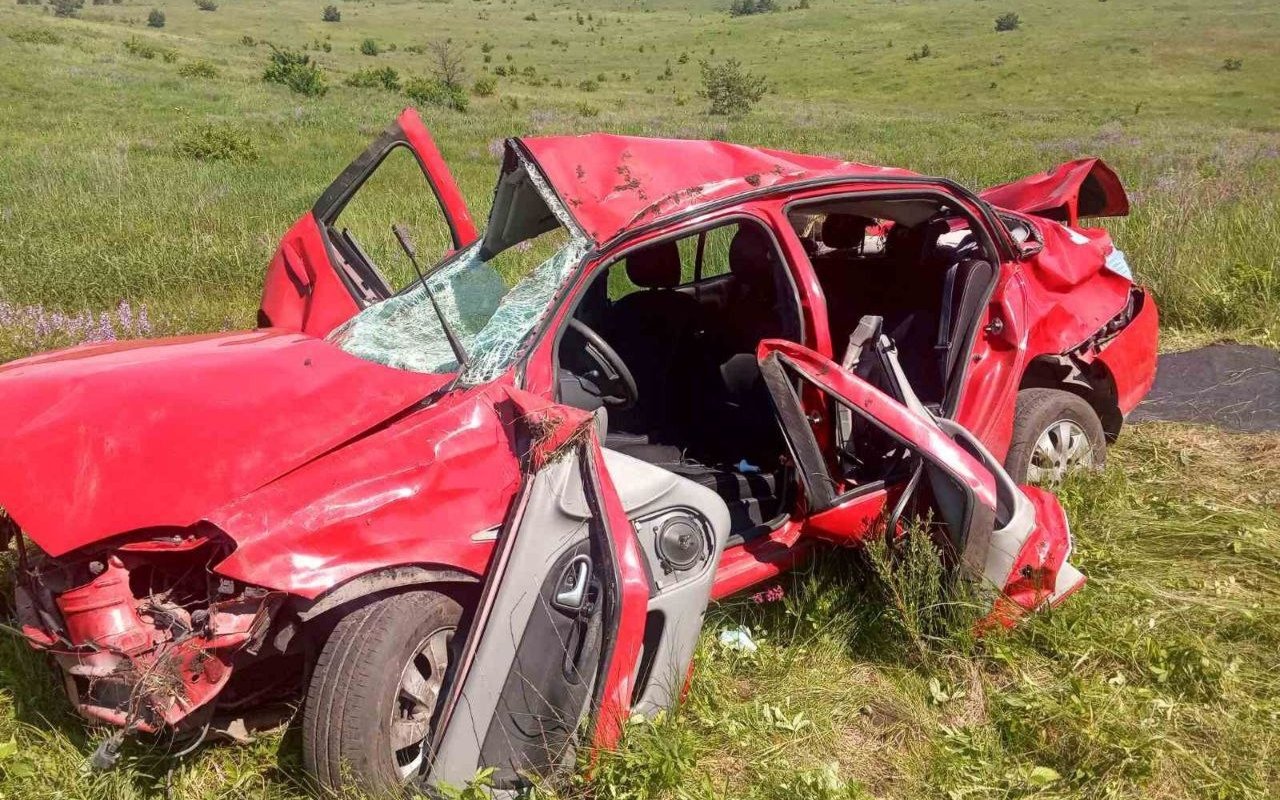 На Харьковщине "Renault Symbol" слетел в кювет: водителя зажало в салоне, - ФОТО, фото-2