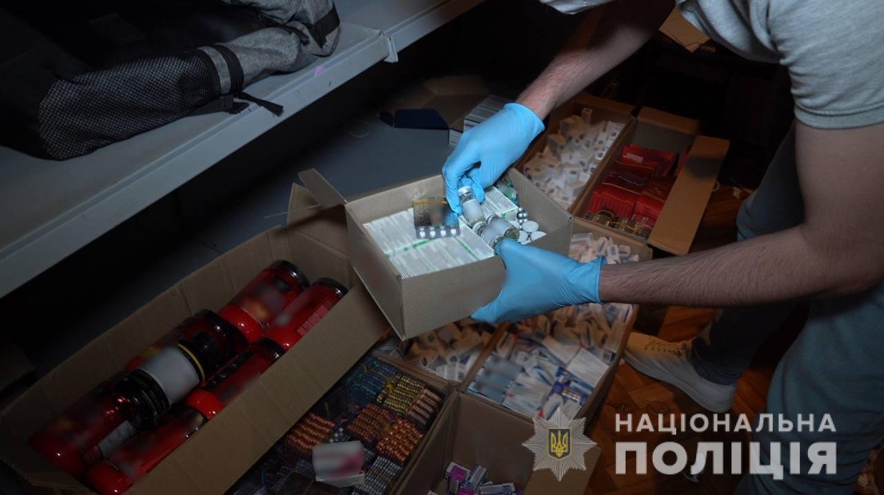 Лекарств более чем на 2 миллиона гривен: харьковские полицейские «накрыли» незаконных торговцев медпрепаратами, - ФОТО, фото-2
