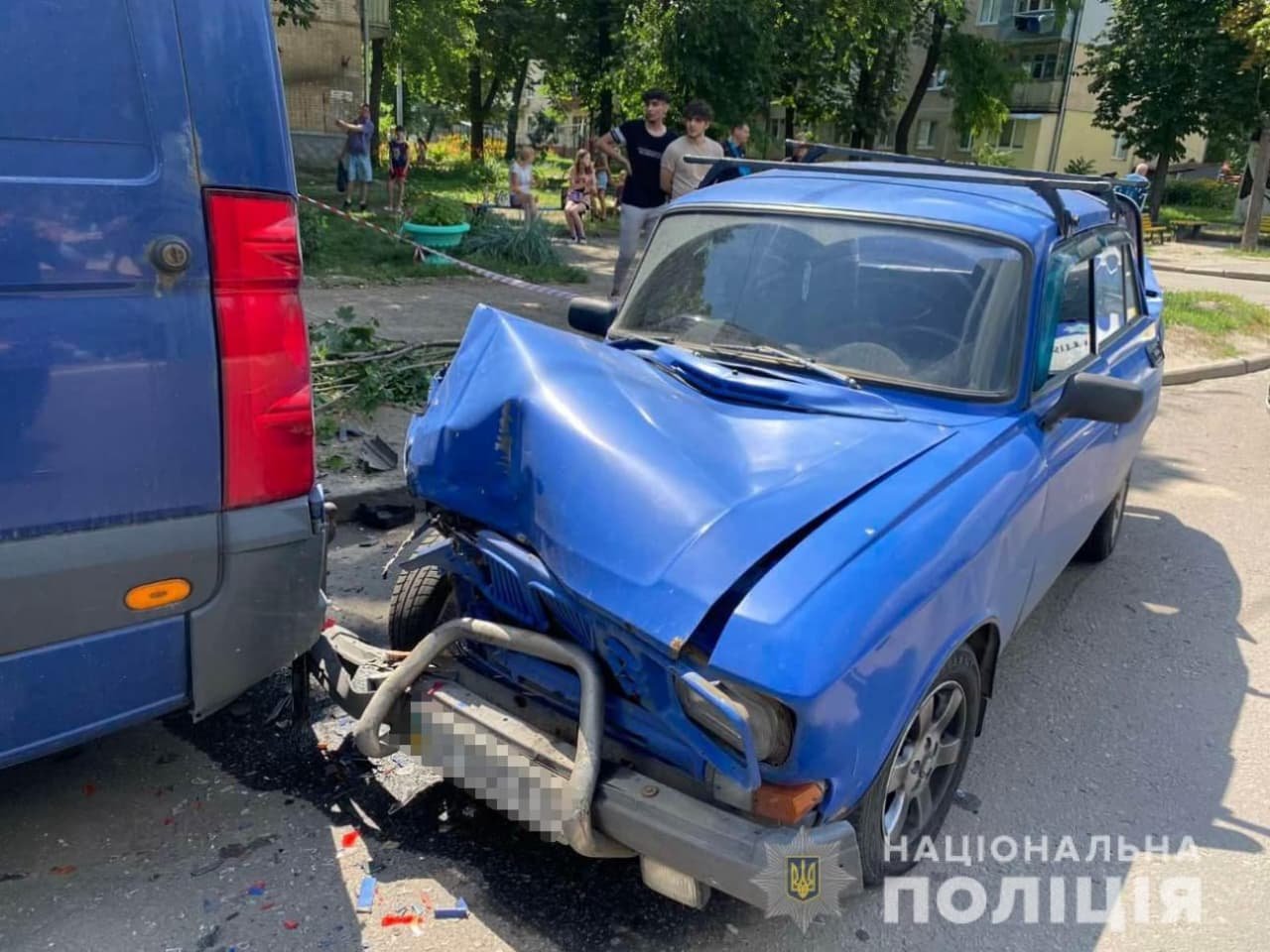 «Отбросило на тротуар, где шла женщина»: в Харькове легковое авто врезалось в припаркованные машины, есть пострадавшая, - ФОТО