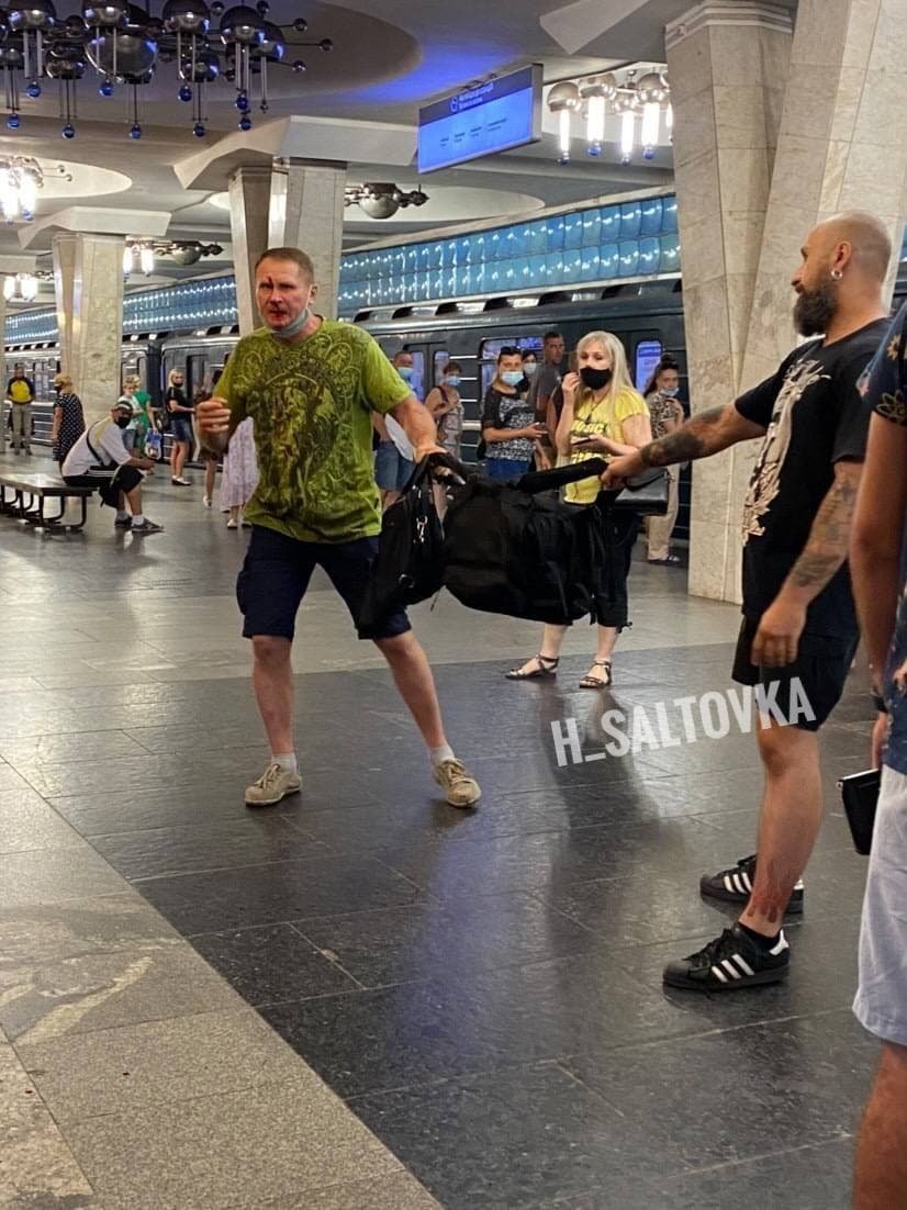 В Харьковском метро подрались пассажиры: одному из мужчин разбили лицо, - ФОТО, ВИДЕО