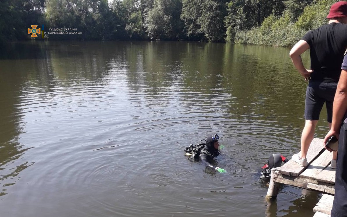 Утонула в пруду: на Харьковщине спасатели достали из воды тело 18-летней девушки, - ФОТО