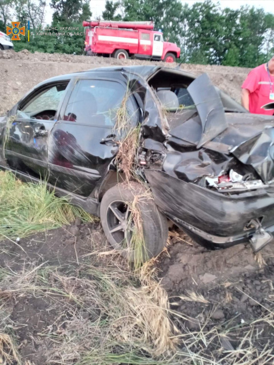 Пострадавшая пассажирка и помощь спасателей: в Харькове легковой автомобиль «слетел» с дороги в кювет, - ФОТО