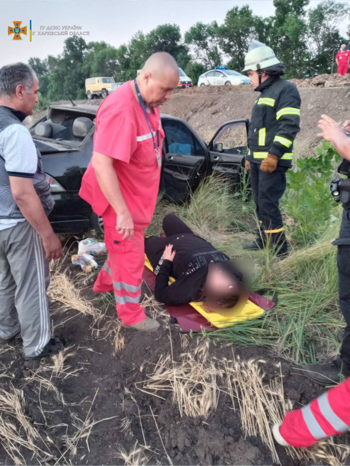 Пострадавшая пассажирка и помощь спасателей: в Харькове легковой автомобиль «слетел» с дороги в кювет, - ФОТО, фото-1