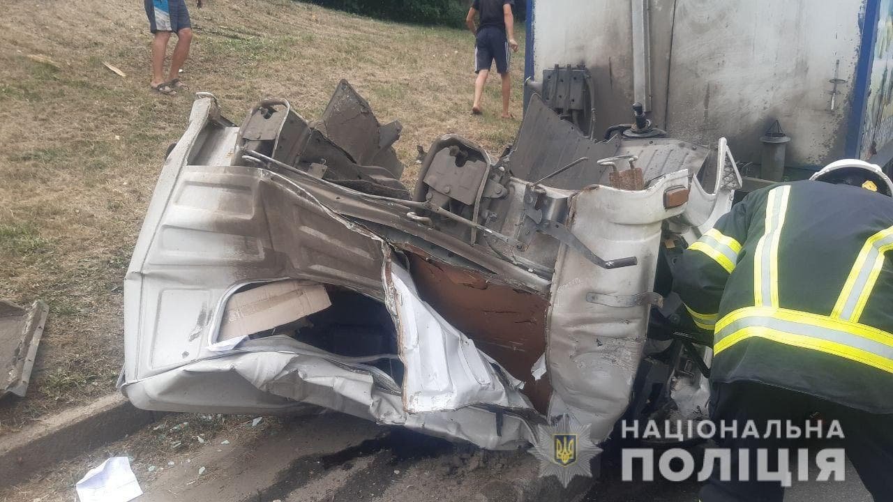 В Харькове грузовик с отвалившейся кабиной "влетел" в легковое авто: в полиции рассказали подробности ДТП , фото-2