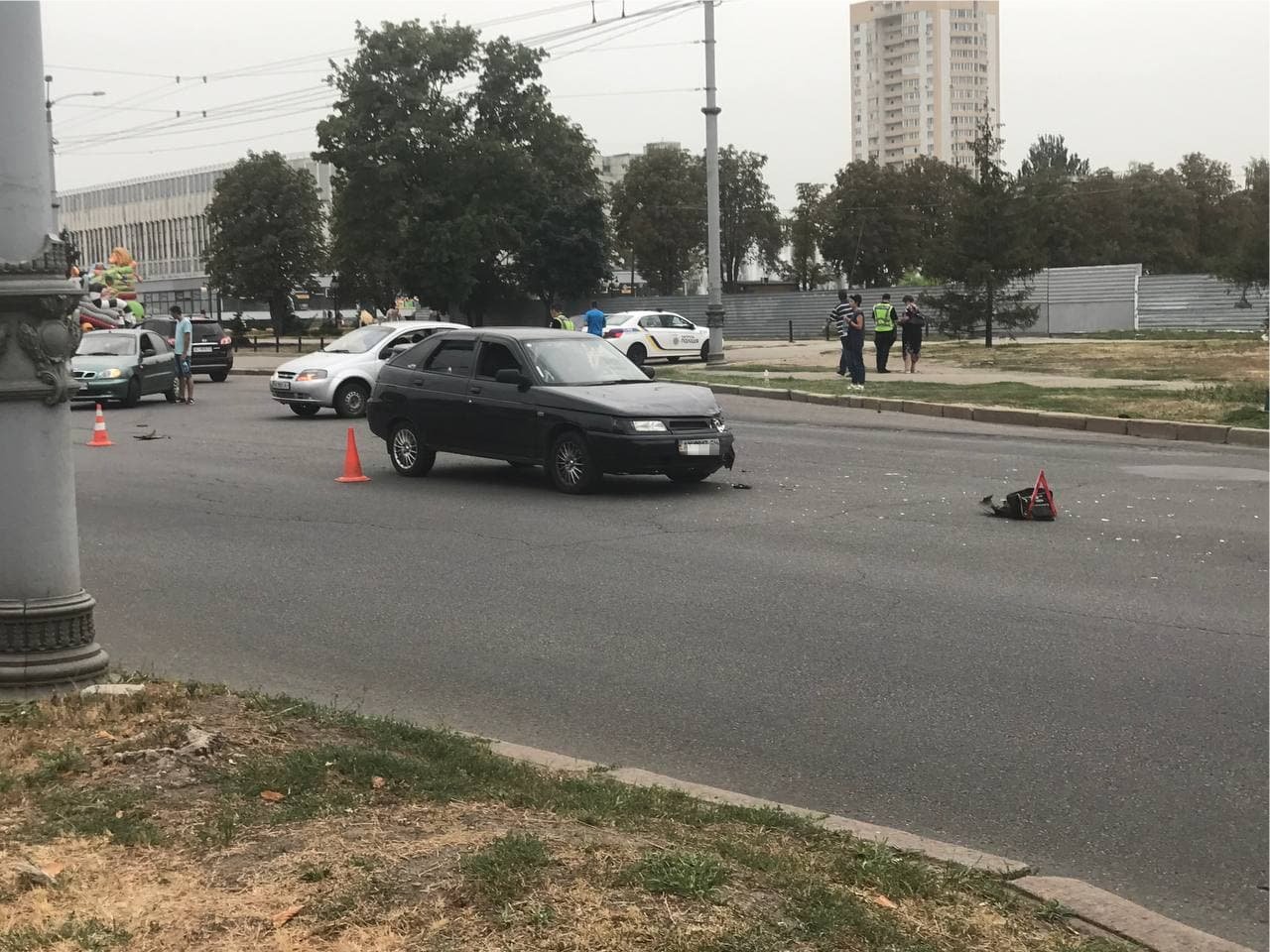 Смятые боковые части, отлетевшая фара и вывернутое колесо: в Харькове столкнулись два легковых авто, - ФОТО, фото-1