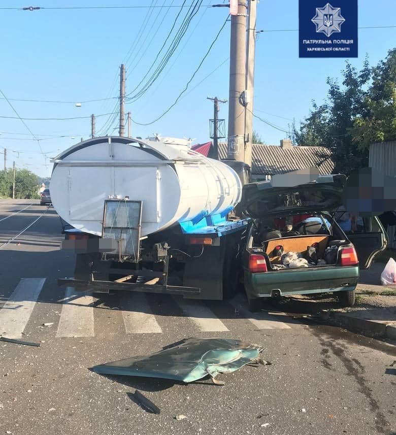 В Харькове на перекрестке столкнулись легковое авто и водовозка: в больнице оказались водитель и пассажирка 