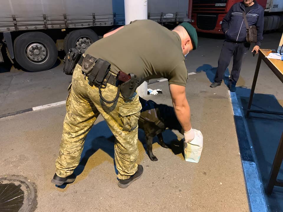 Пытался провезти 3 килограмма героина: харьковские пограничники задержали мужчину на Гоптовке
