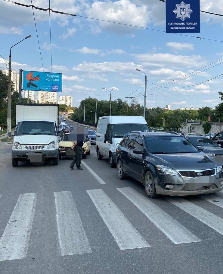 В Харькове не поделили дорогу два легковых авто, грузовик и микроавтобус: есть пострадавшая, - ФОТО