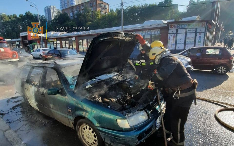 В Харькове на ходу загорелось легковое авто, - ФОТО