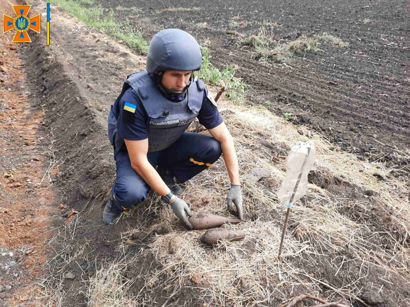 В Харькове обезвредили две мины, найденные вдоль дороги вблизи домов местных жителей, - ФОТО
