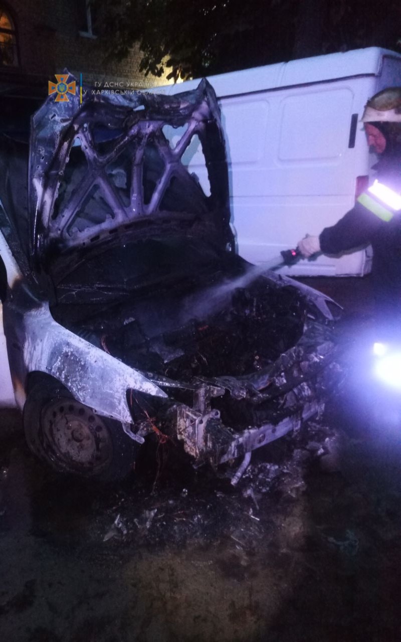 В Харькове во дворе загорелся автомобиль «Mitsubishi»: от огня пострадали соседние машины, - ФОТО