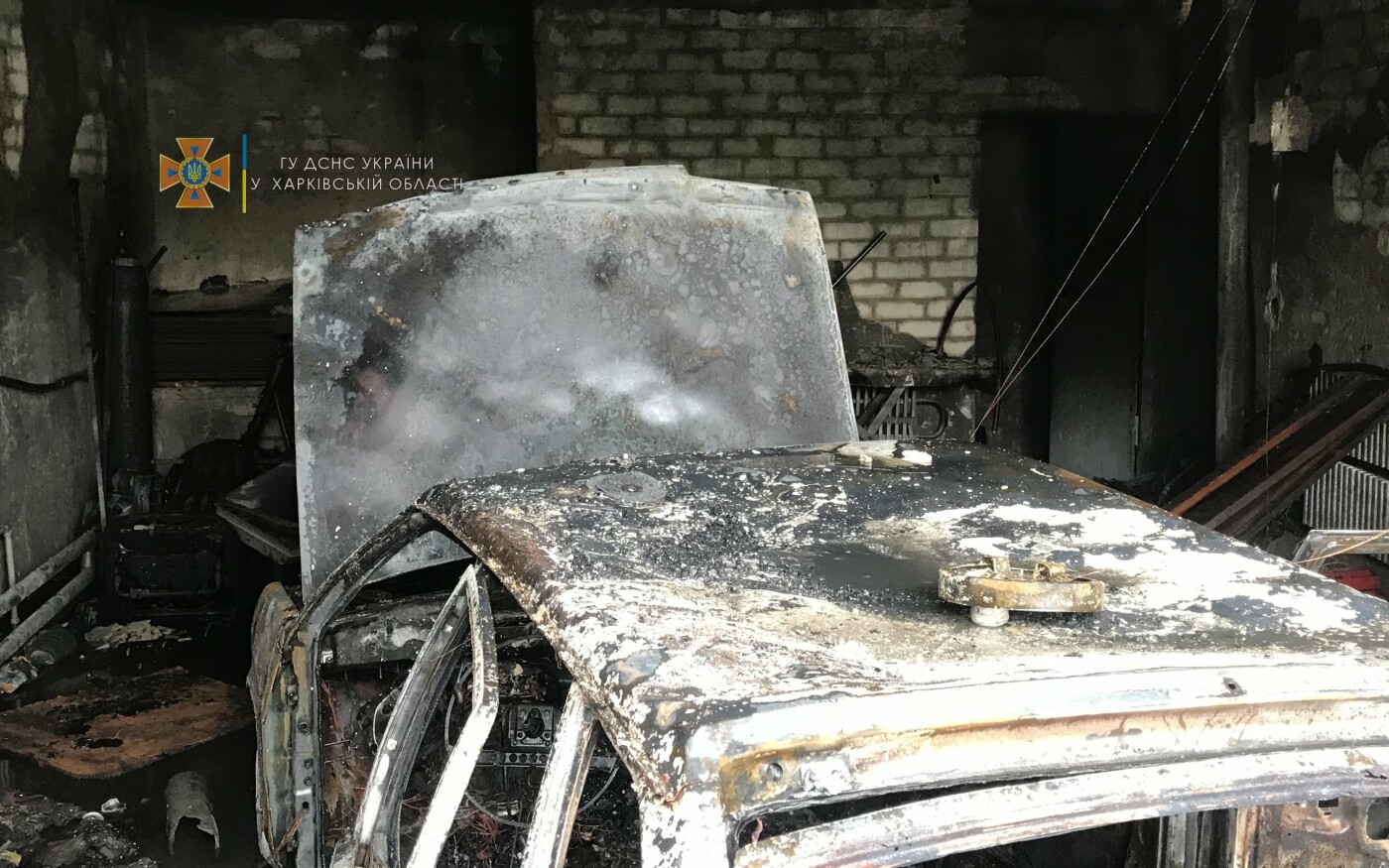 В Харькове спасатели тушили пожар в гараже: стоявшее в нем авто сгорело полностью, - ФОТО