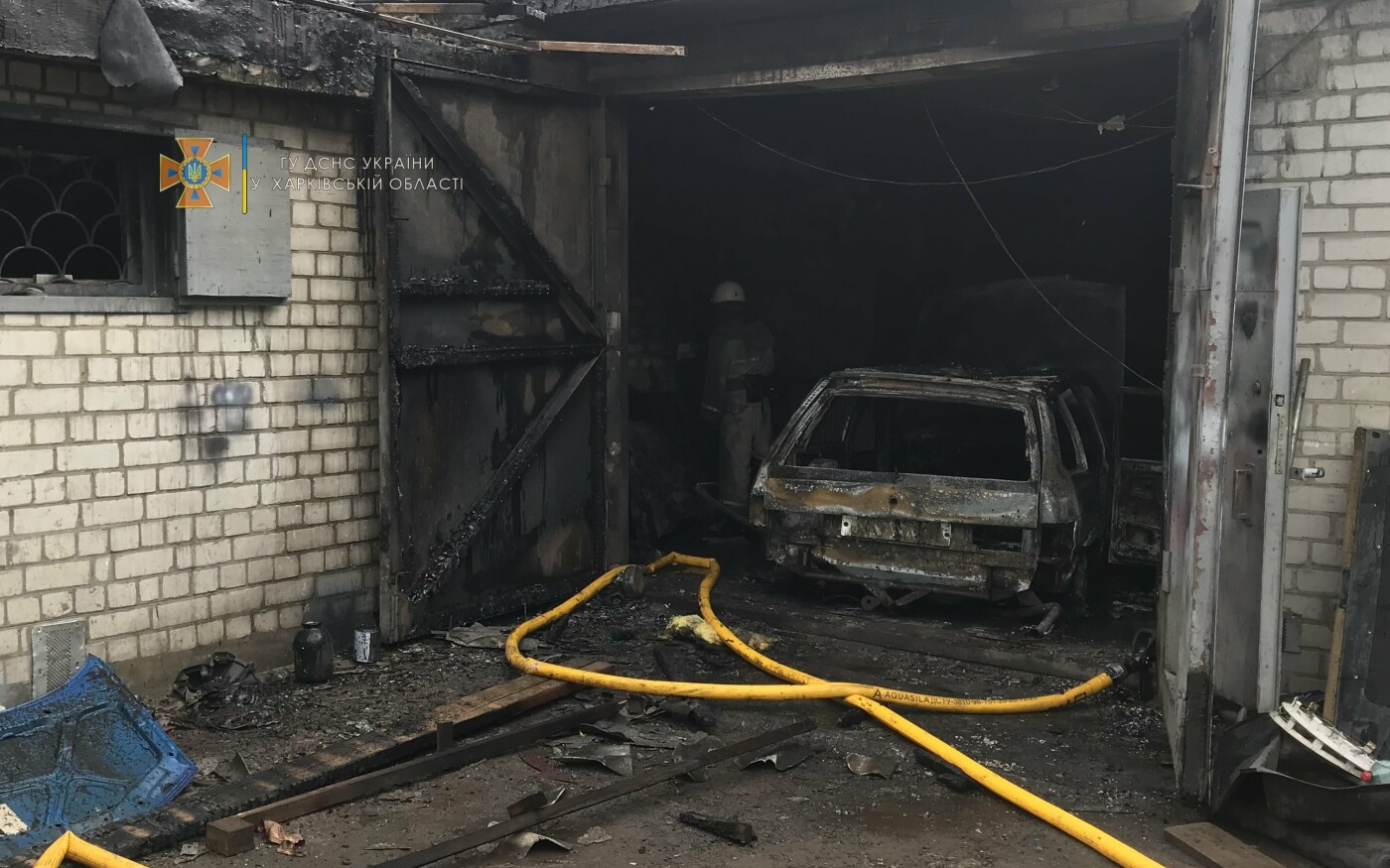 В Харькове спасатели тушили пожар в гараже: стоявшее в нем авто сгорело полностью, - ФОТО, фото-2