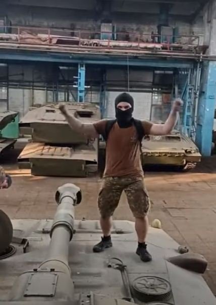 В Харькове блогеры станцевали на артиллерийской установке в цеху ХТЗ и сняли это на видео: СБУ проводит проверку