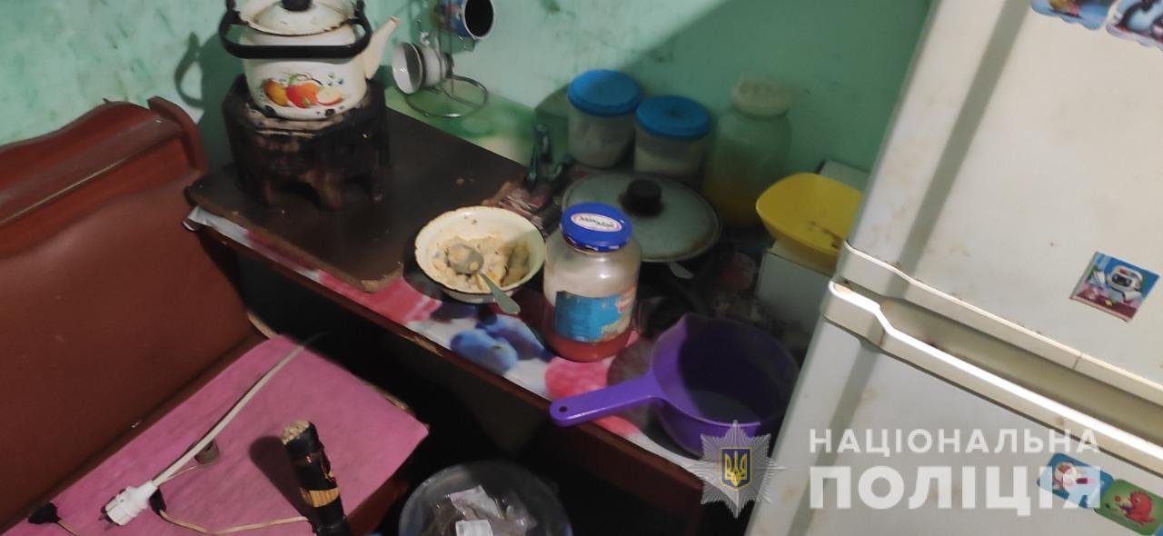На Харьковщине полиция у пьяной матери в общежитии забрала ее 10-летнюю дочь: ребенок доставлен в больницу, - ФОТО, фото-2