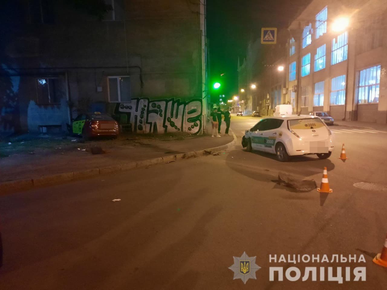 На перекрестке в Харькове столкнулись два такси: одна из машин въехала в дом, пострадали женщина и 3-летний ребенок, - ФОТО