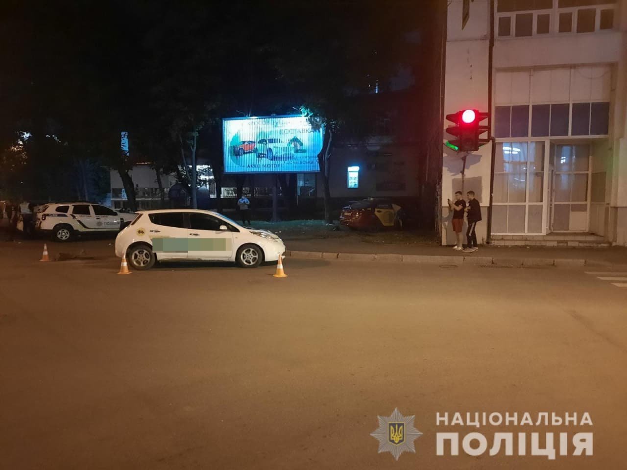 На перекрестке в Харькове столкнулись два такси: одна из машин въехала в дом, пострадали женщина и 3-летний ребенок, - ФОТО, фото-3