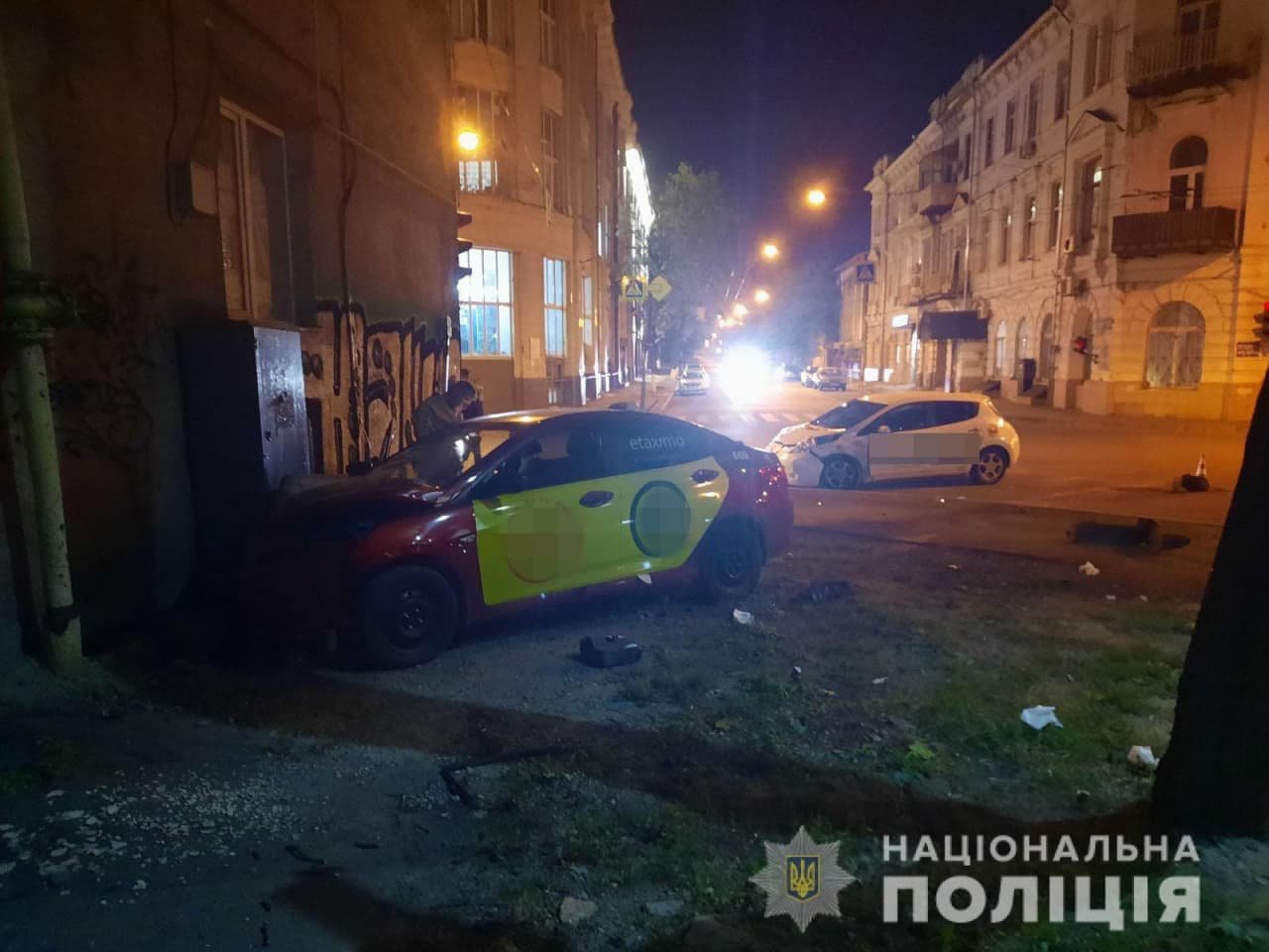 На перекрестке в Харькове столкнулись два такси: одна из машин въехала в дом, пострадали женщина и 3-летний ребенок, - ФОТО, фото-1