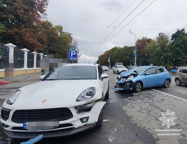 В центре Харькова водитель легкового авто нарушила ПДД и устроила аварию с внедорожником «Porsche», - ФОТО