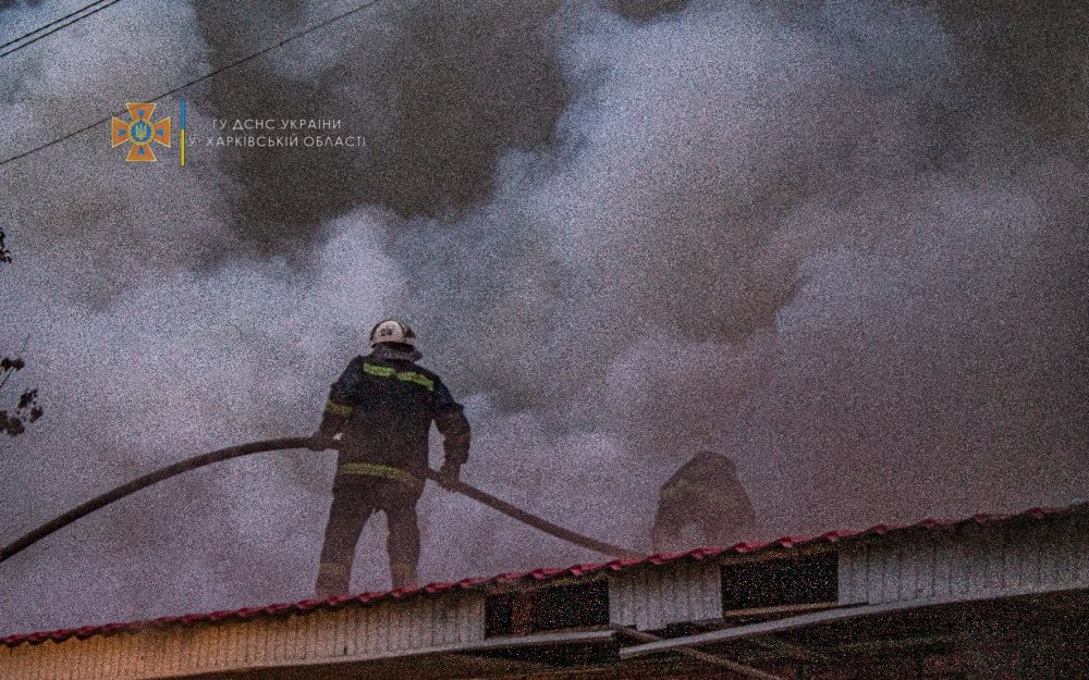 «Уже несколько лет стоит закрытым»: на Харьковщине произошел масштабный пожар в неработающем кафе, - ФОТО