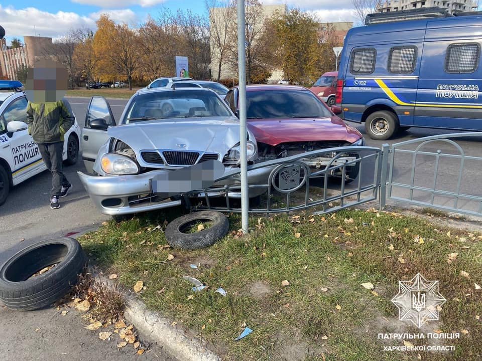 В Харькове столкнулись два легковых авто: машины «снесли» забор, есть пострадавшие, - ФОТО