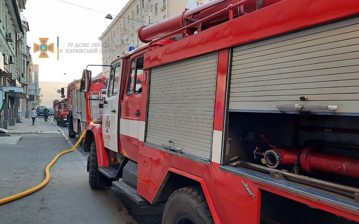 На Полтавском Шляхе загорелось двухэтажное здание: пострадала пожилая хозяйка квартиры, - ФОТО