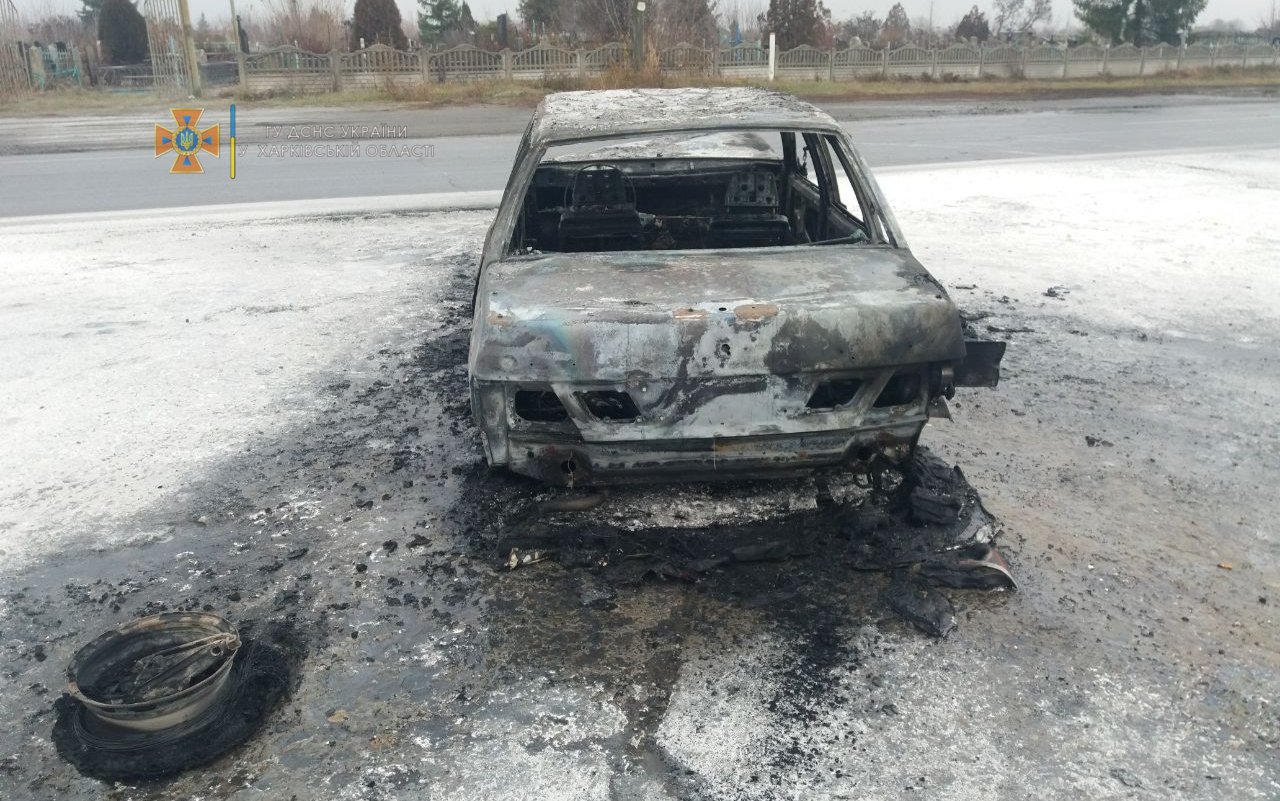 Водитель и работники заправки пытались потушить пожар сами: в Харьковской области возле АЗС загорелся автомобиль, - ФОТО