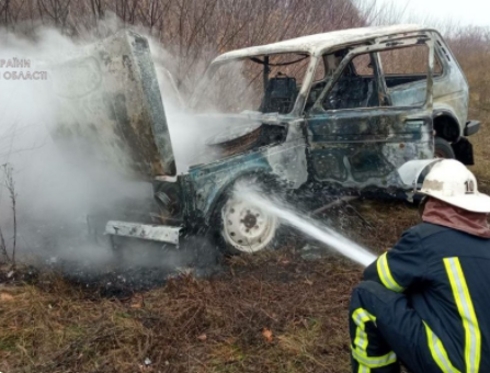 В Харьковской области автомобиль «ВАЗ» загорелся посреди трассы: спасатели почти час тушили пожар, - ФОТО