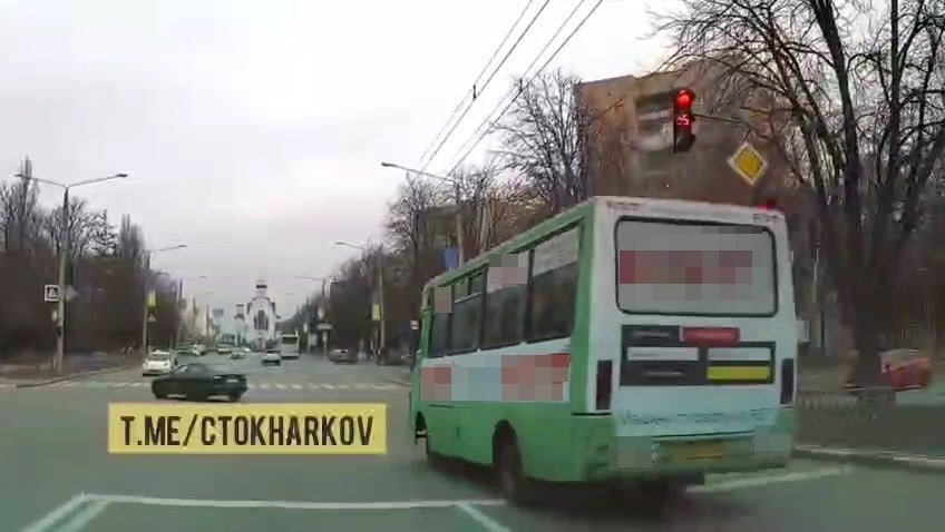 В Харькове «копы» разыскали водителя маршрутки, проехавшего на красный сигнал светофора, - ФОТО