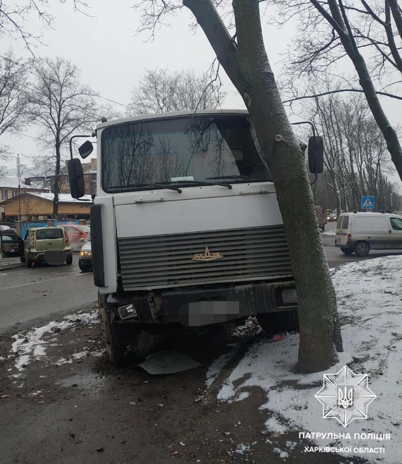 На перекрестке в Харькове водитель легкового авто «протаранил» грузовик: от удара машины «вылетели» на тротуар, - ФОТО