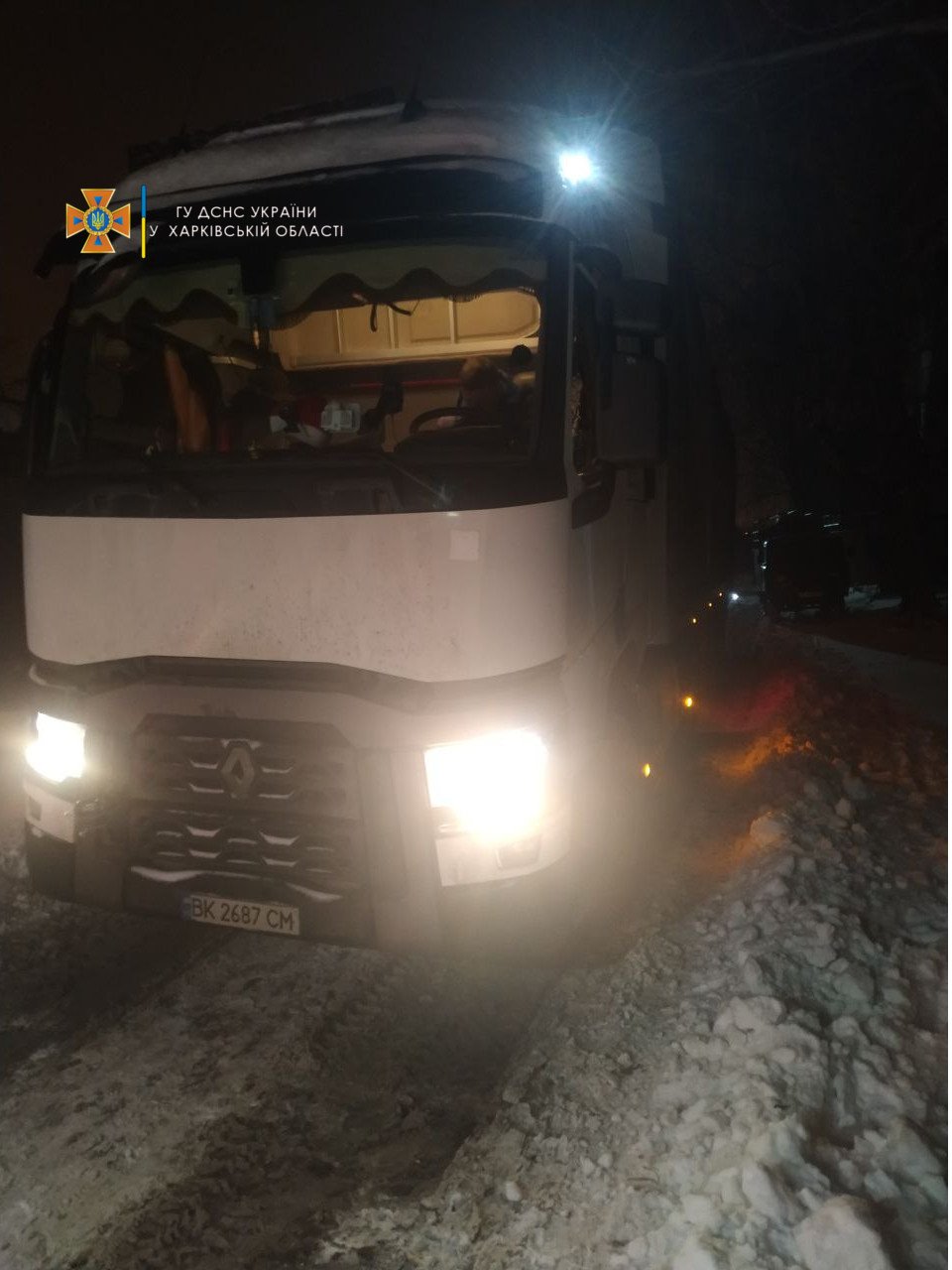 Вытащили грузовик с медицинским кислородом из снежного заноса: в Харькове спасатели помогали водителям, - ФОТО