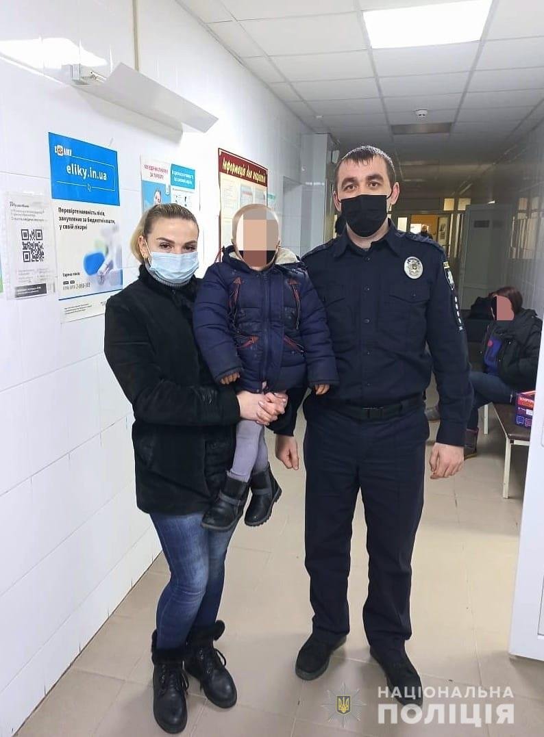 Был в компании пьяных мужчин: на Харьковщине полиция забрала ребенка из семьи, - ФОТО