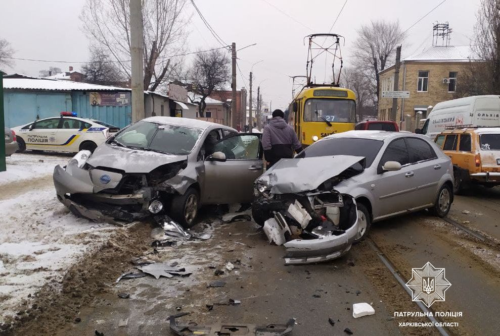 В Харькове не поделили дорогу два легковых автомобиля: пострадал пассажир, - ФОТО