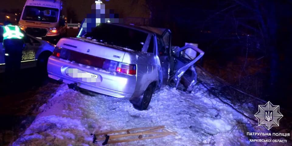 В Харькове легковая машина врезалась в дорожное ограждение: два пассажира в больнице, - ФОТО