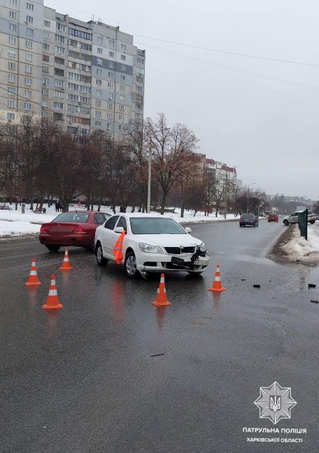 В Харькове из-за водителя легкового авто произошло тройное ДТП: от удара одна из машин «вылетела» за пределы дороги, - ФОТО