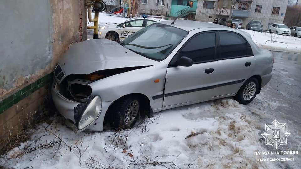 В Харькове легковое авто врезалось в здание: пострадала пассажирка, - ФОТО