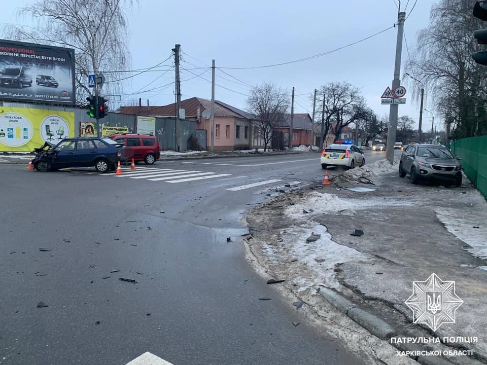 В Харькове возле пешеходного перехода столкнулись легковое авто и внедорожник: один водитель в больнице, - ФОТО