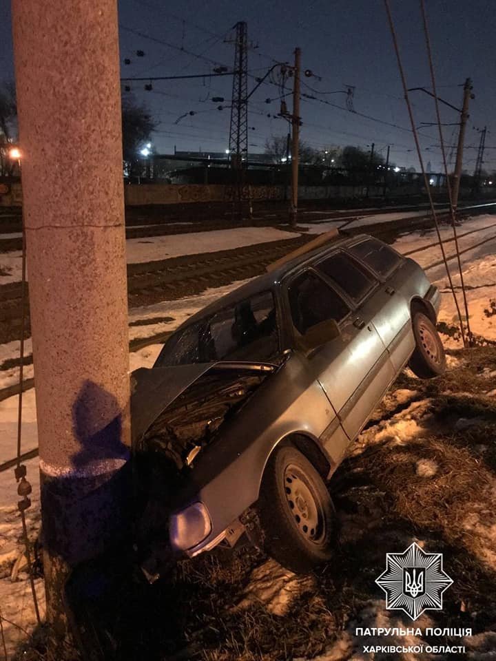 В Харькове возле железнодорожных путей легковое авто врезалось в столб, - ФОТО