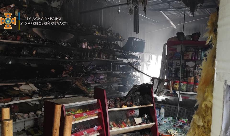 Продавщица выбежала из горящего магазина: днем в Харькове мужчина поджег торговый павильон, - ФОТО