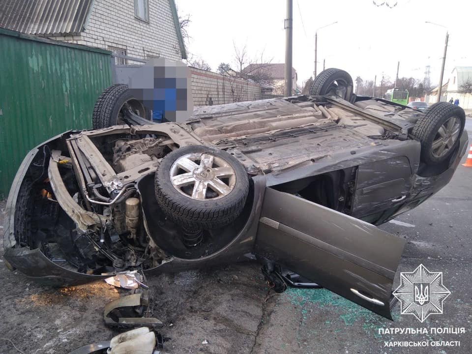 Перевернутый автомобиль и пьяный водитель: на проспекте в Харькове произошло ДТП, - ФОТО