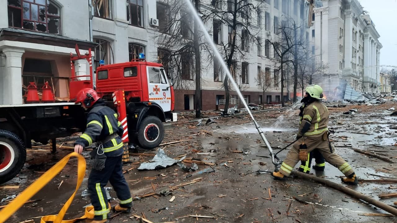 У Харкові після російського обстрілу палає будинок обласного управління Національної поліції, - ФОТО, ВІДЕО