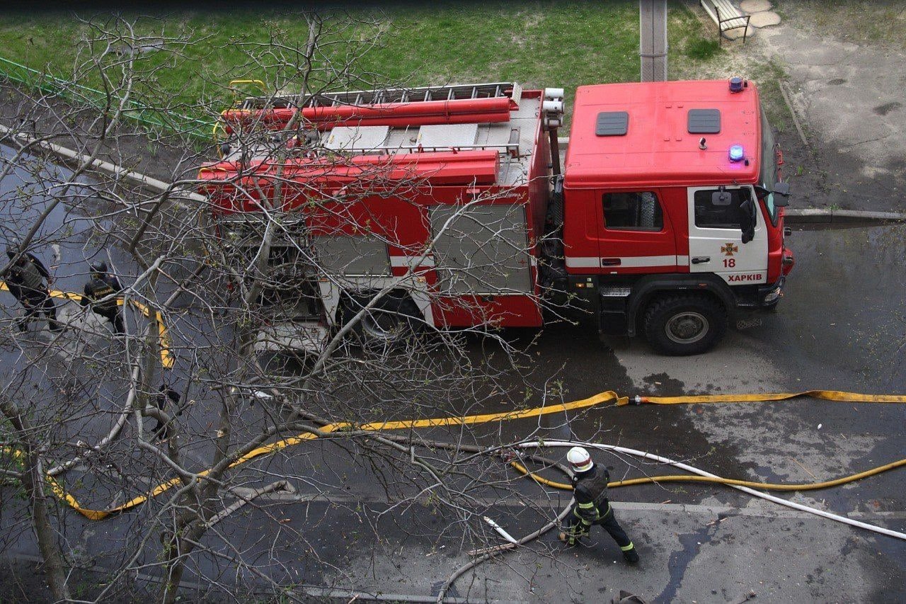 У Харкові російська ракета влучила в багатоповерхівку: зруйновані квартири на двох поверхах, виникла масштабна пожежа, - ФОТО