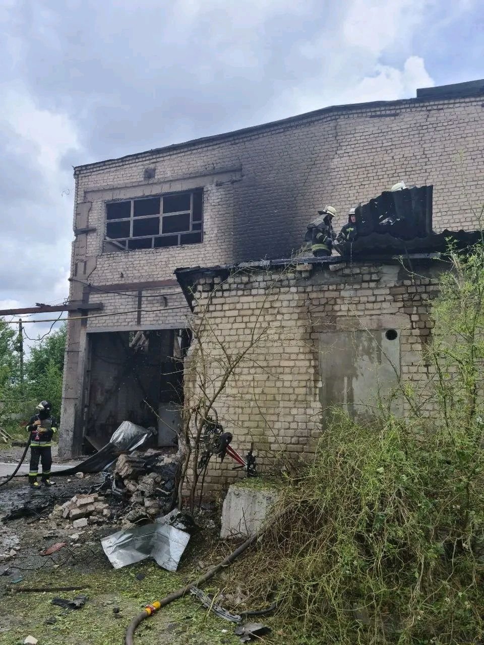 У Харкові через обстріл рашистів горіла виробнича будівля: поранено трьох людей, - ФОТО