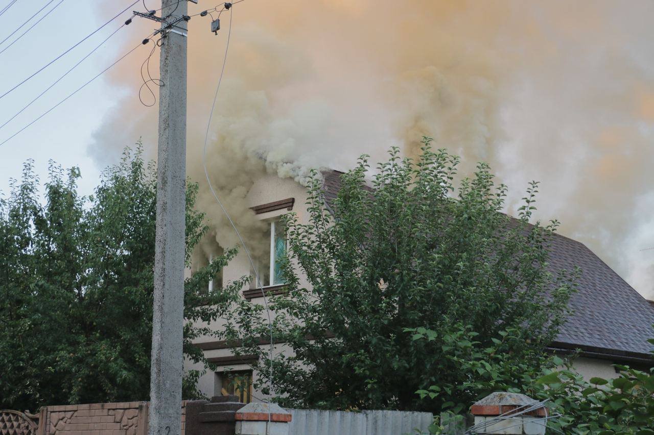 Наслідки нічних обстрілів Харкова та області: як рятувальники гасили пожежі, - ФОТО, ВІДЕО 