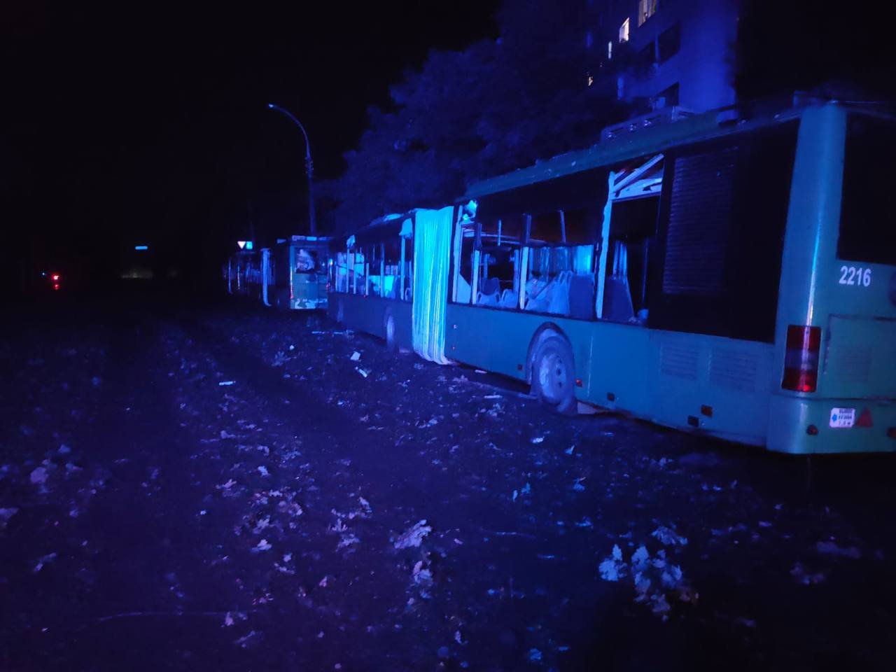   Окупанти обстріляли центр Харкова: пошкоджено коледж, посічені тролейбуси, - ФОТО