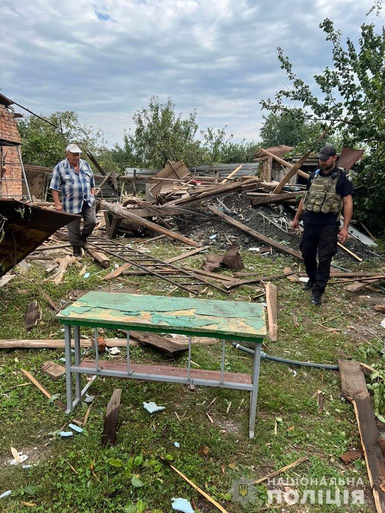 Війська Росії із артилерії вдарили по цивільній інфраструктурі міста у Харківській області: є поранена, - ФОТО