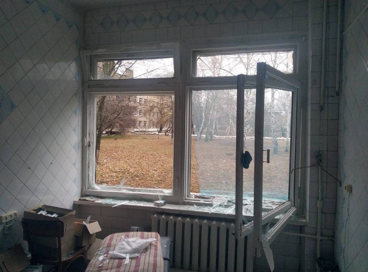 Війська Росії обстріляли лікарню у Харківській області: поранений фельдшер, - ФОТО